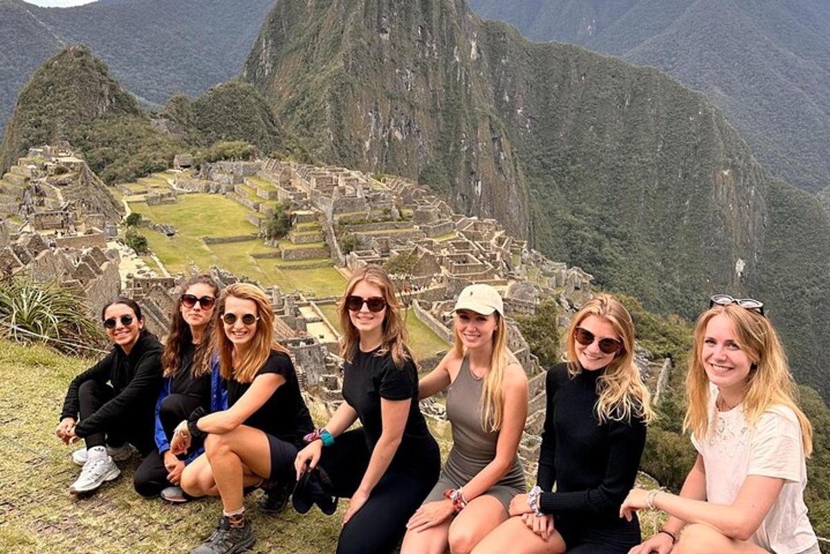 un gruppo di donne sedute in cima a una montagna
