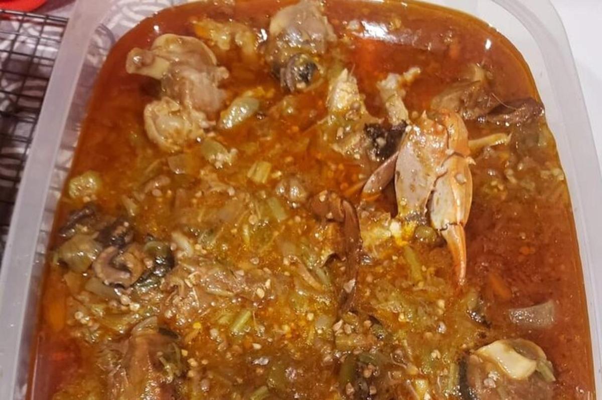 semangkuk makanan dengan daging dan cendawan