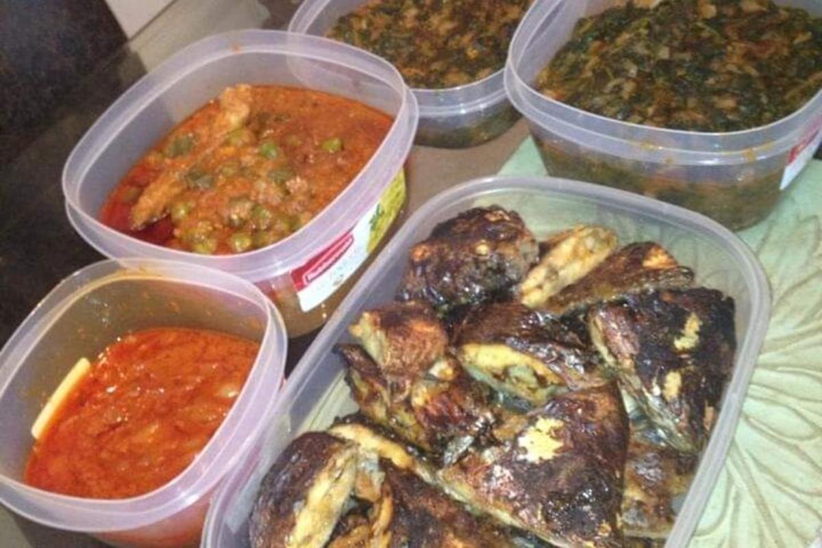 empat bekas plastik yang diisi dengan pelbagai jenis makanan