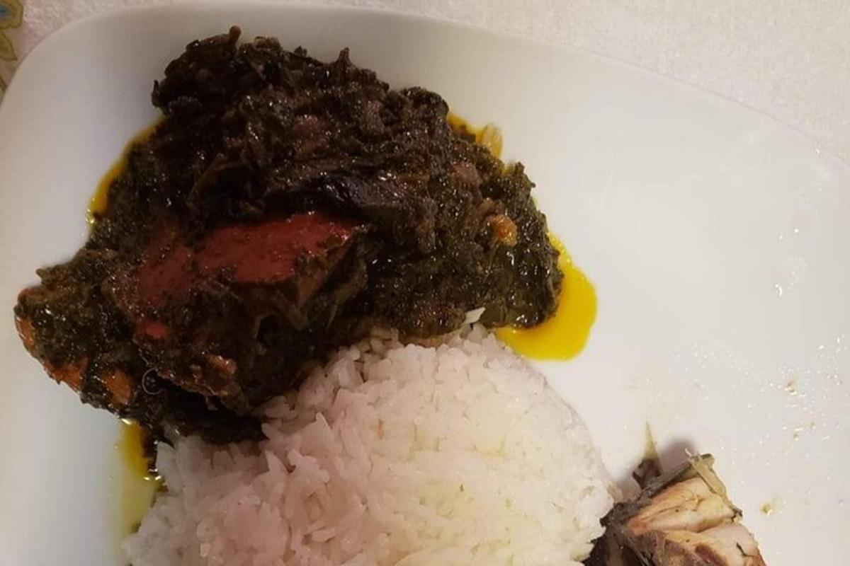 бели тањир са пиринчем, месом и сосом