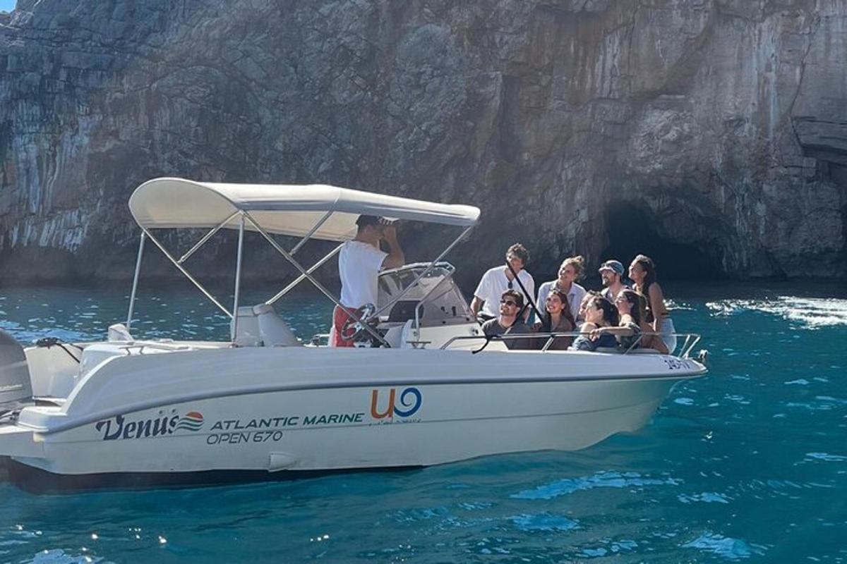 un grup de persones en un vaixell a l'aigua