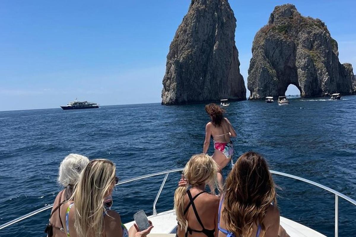 un grup de persones en un vaixell a l'oceà
