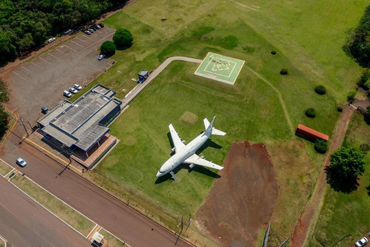 ein Flugzeug steht auf einer Wiese