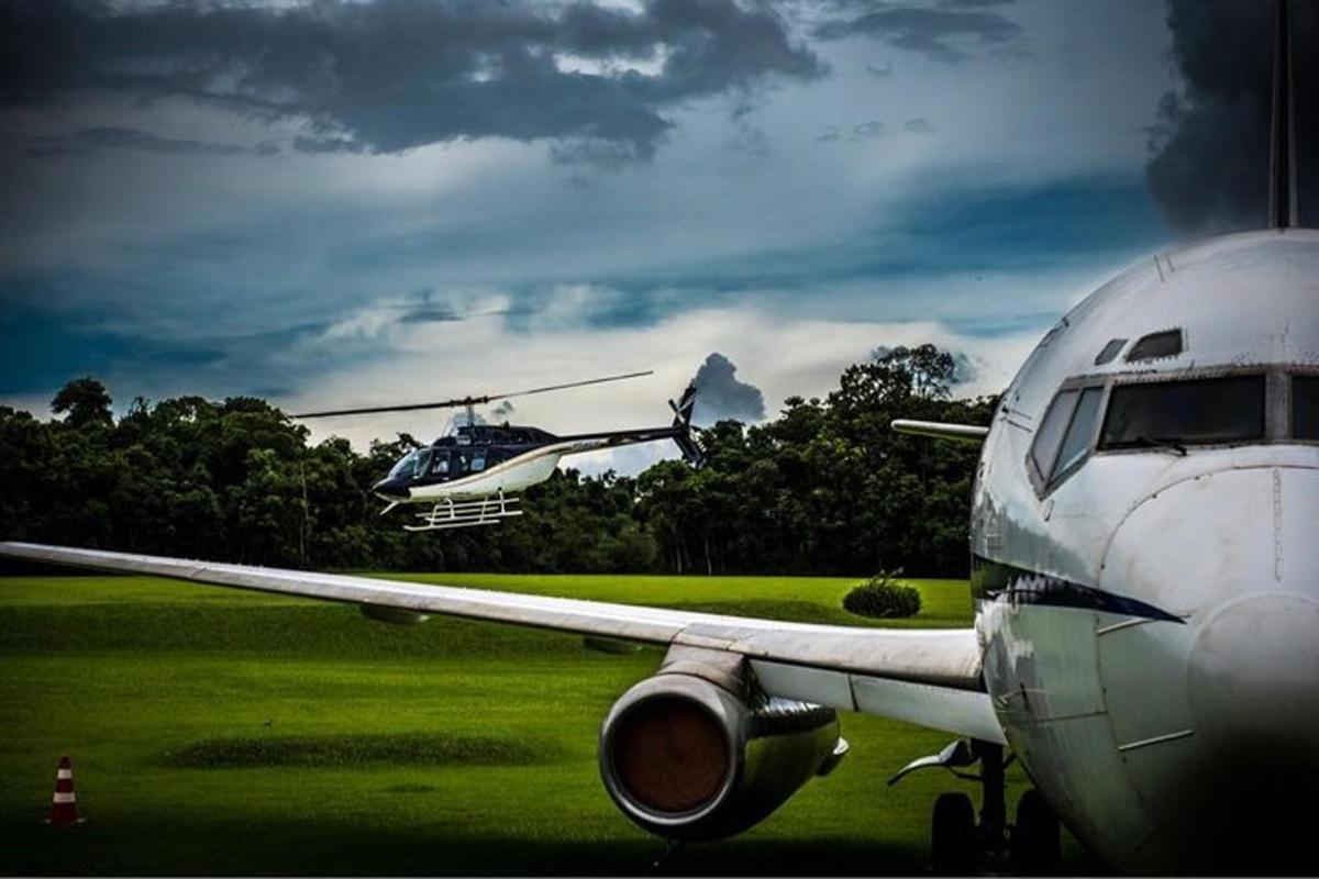 ein Hubschrauber hebt von einem Flugzeug ab