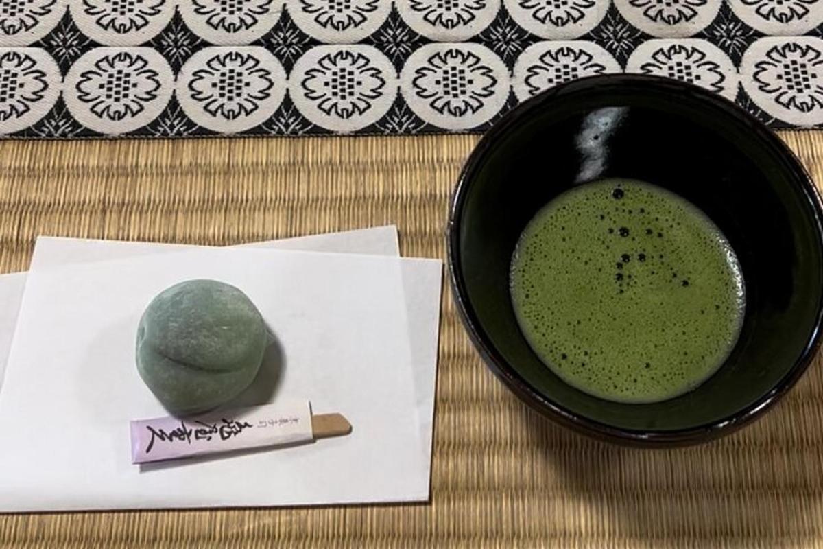 紙の横に置かれた緑色のスープの入ったボウル
