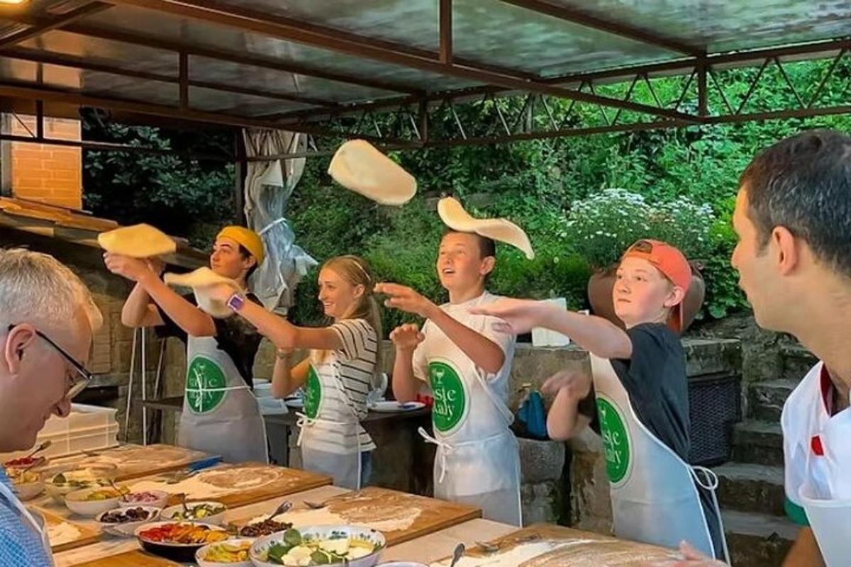 skupina lidí stojících kolem stolu a jedících jídlo