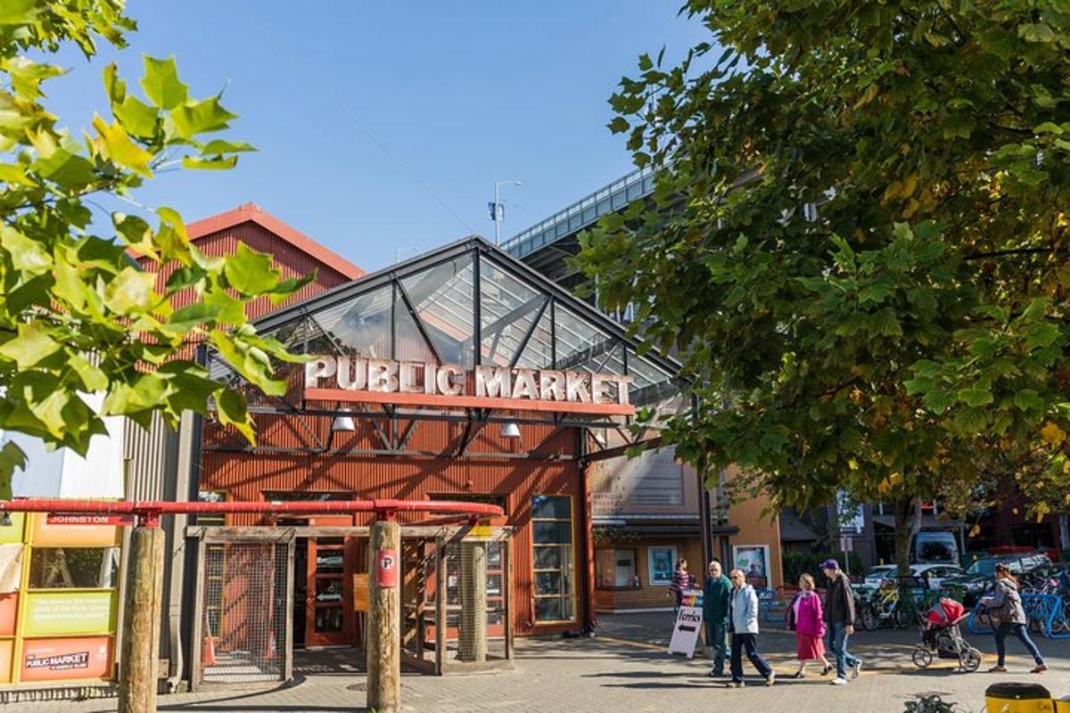 un grup de persones caminant davant d'un mercat públic