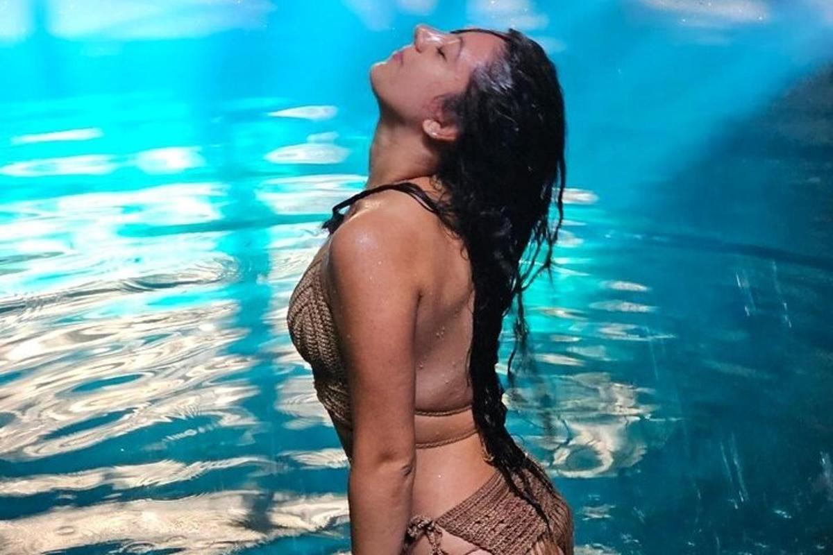 Una mujer en el agua mirando hacia el aire
