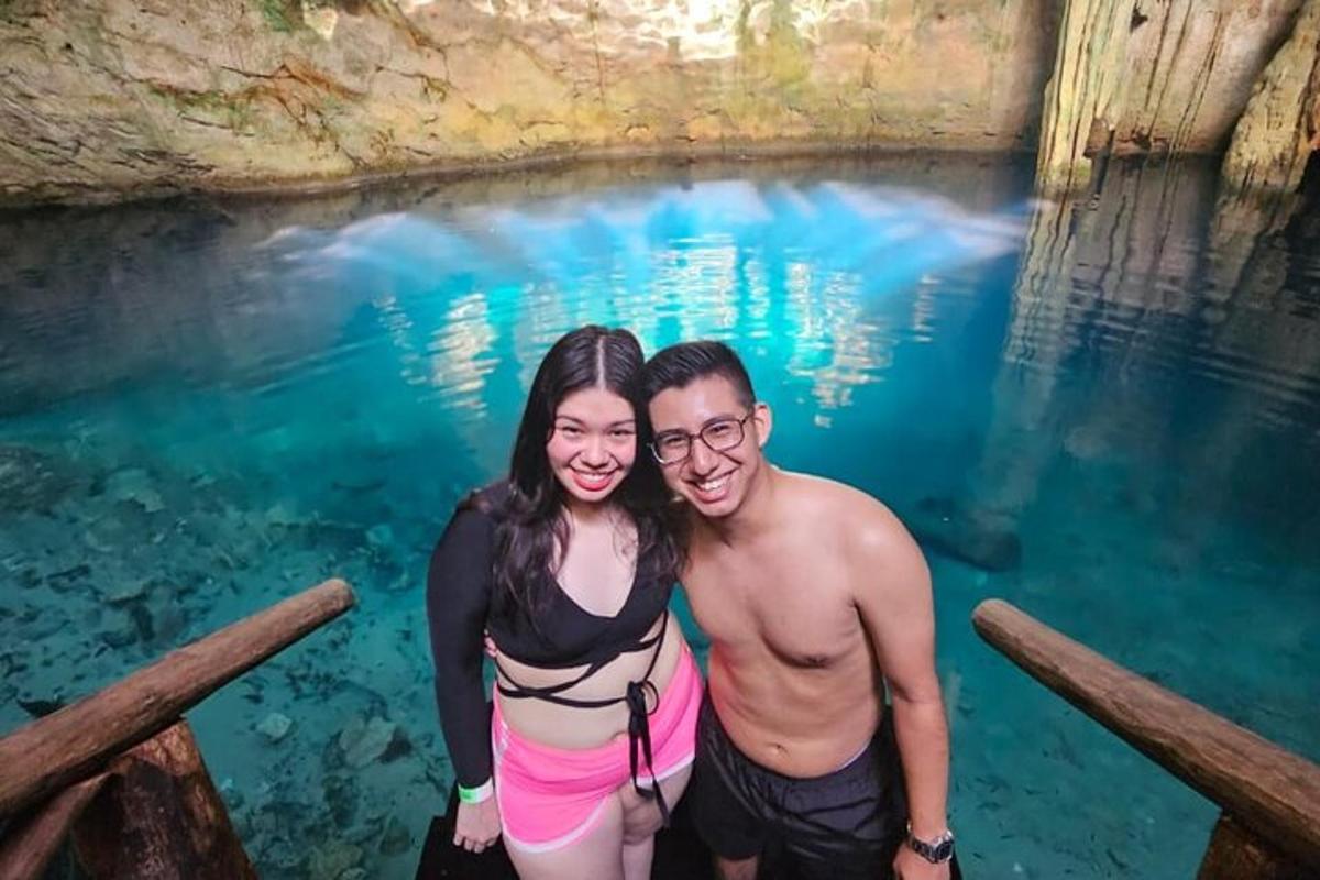Un hombre y una mujer de pie en un estanque de agua