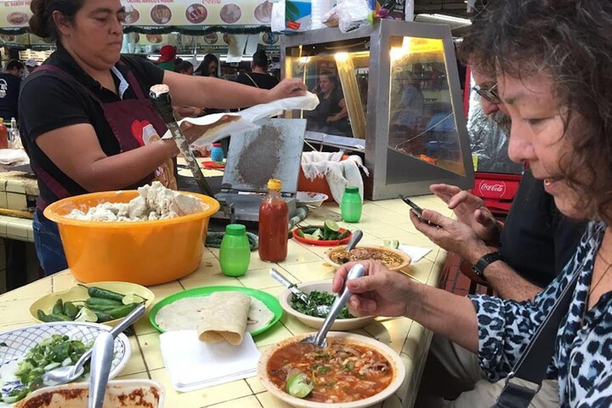 duas mulheres sentadas à mesa comendo comida