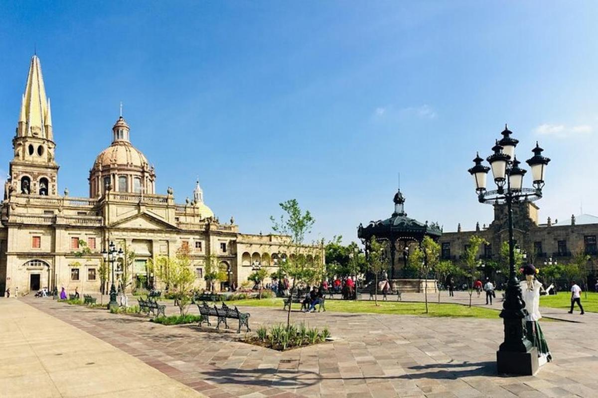 um grande edifício com um poste de luz na frente