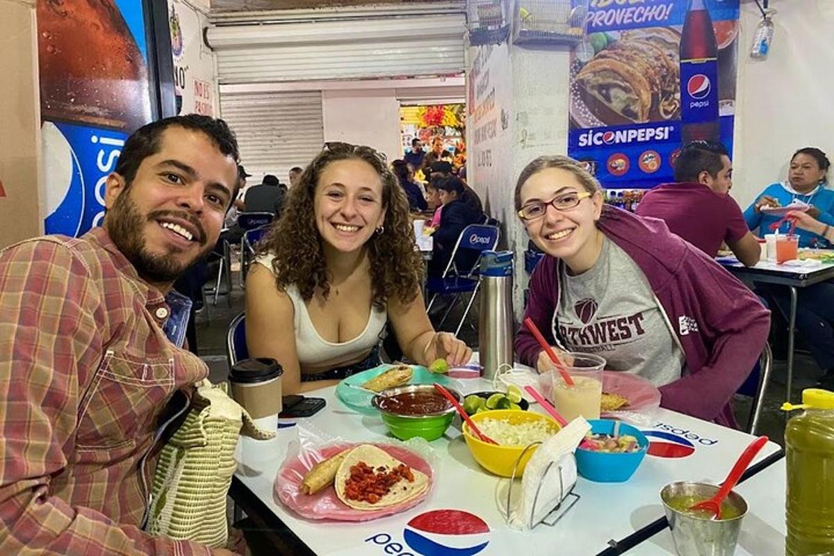 um grupo de pessoas sentadas à mesa comendo comida