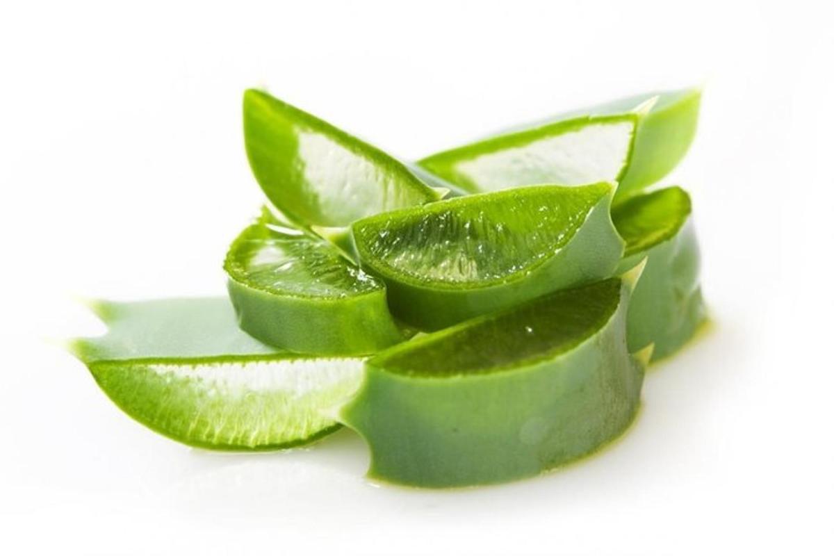 o grămadă de felii de lime verde pe un fundal alb