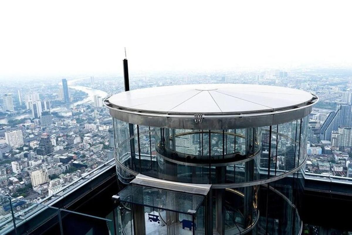 una torre de observación con vistas a una ciudad
