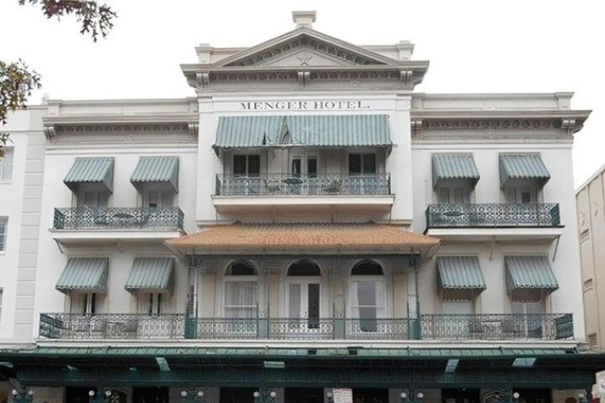 Ένα λευκό κτίριο με μια πινακίδα που γράφει ξενοδοχείο Wenger