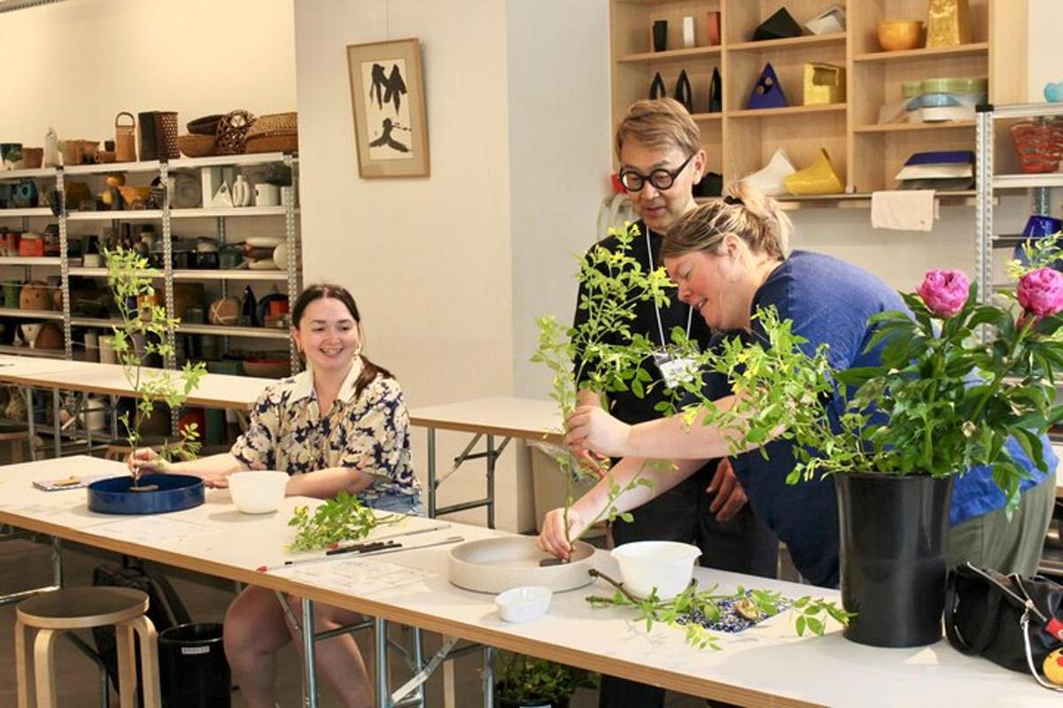 deux femmes travaillant sur une table avec des plantes