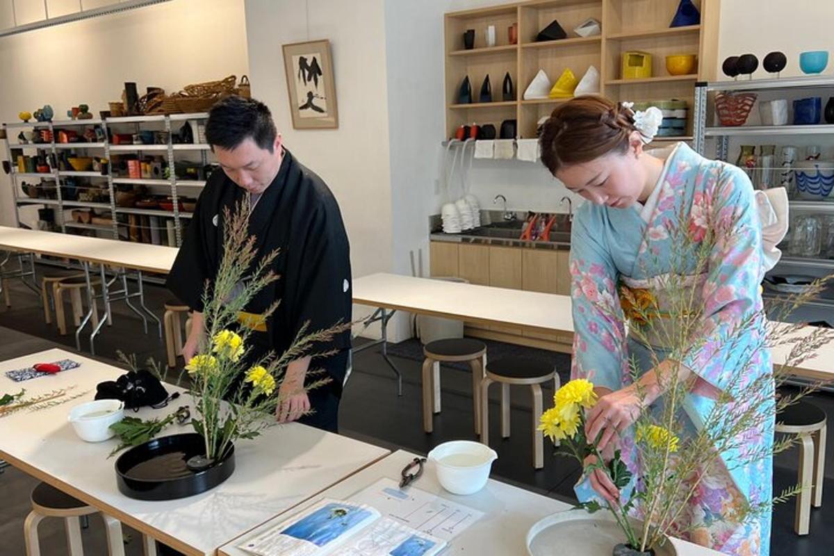 un homme et une femme disposant des fleurs sur une table