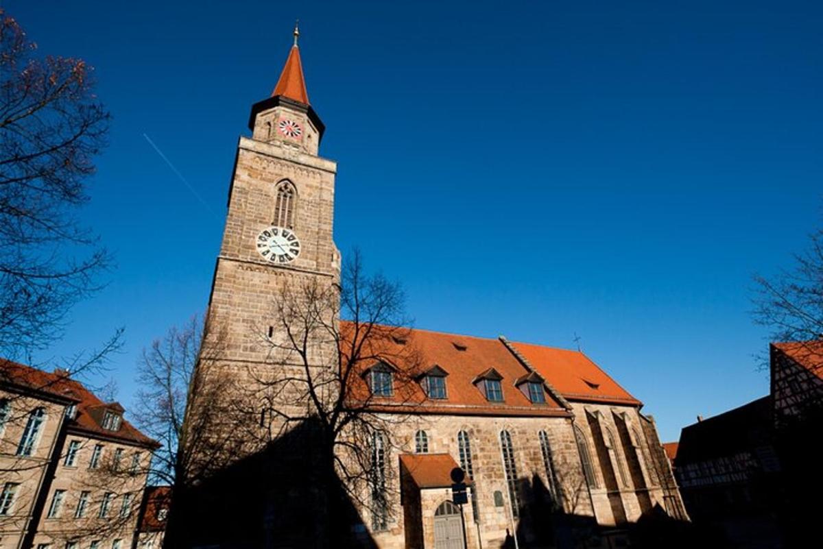 kirkja með turni og klukku á henni