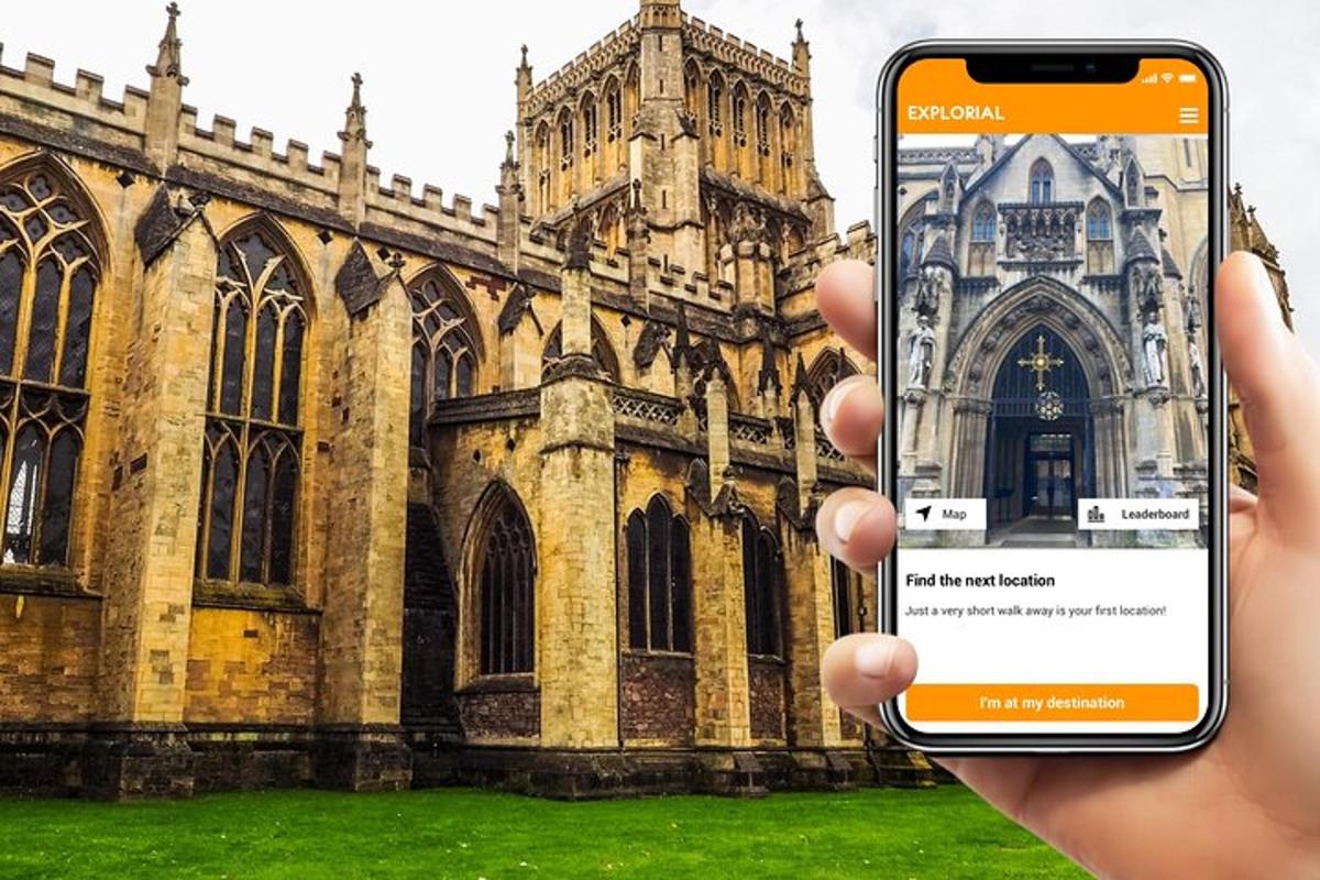 osoba držící mobilní telefon před budovou