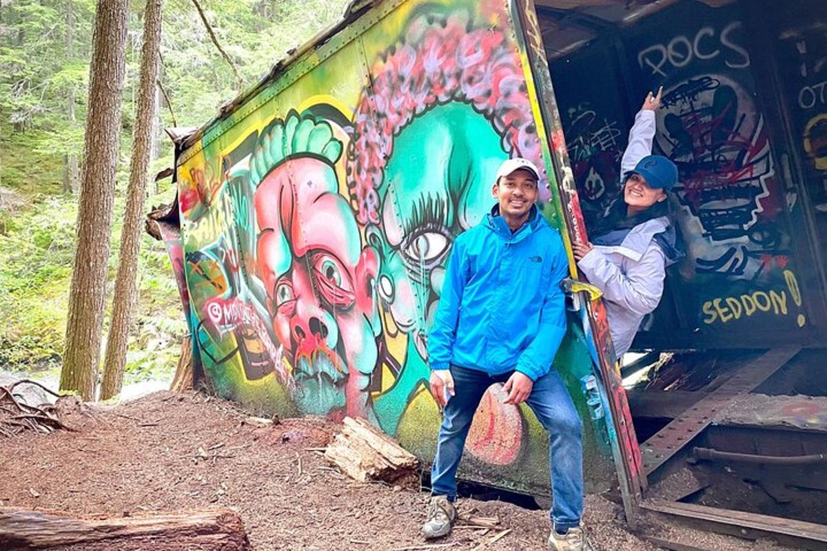 Ένας άντρας και μια γυναίκα κρατούν ένα snowboard σε ένα τρένο