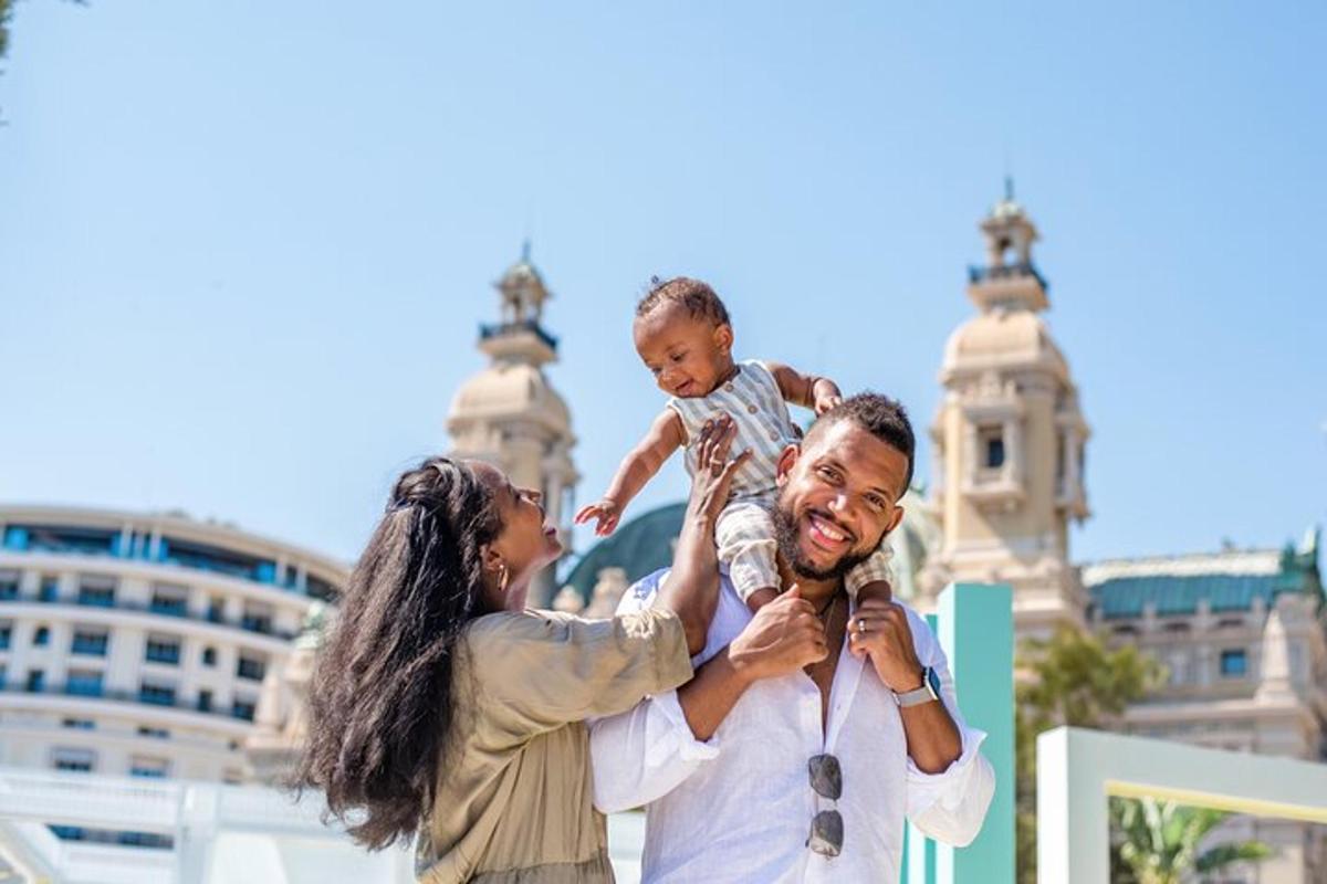 رجل وامرأة يحملان طفلاً على أكتافهم
