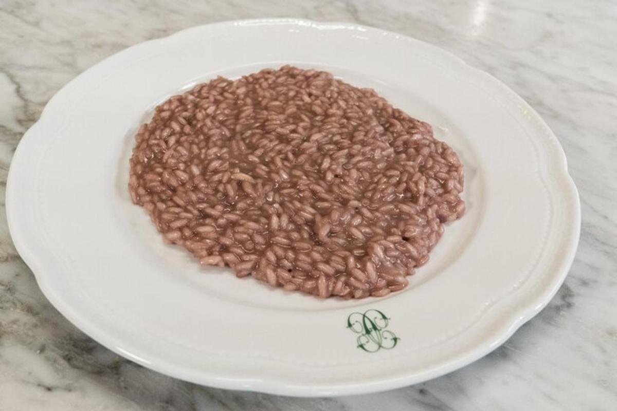 miska hnědých fazolí na bílém talíři