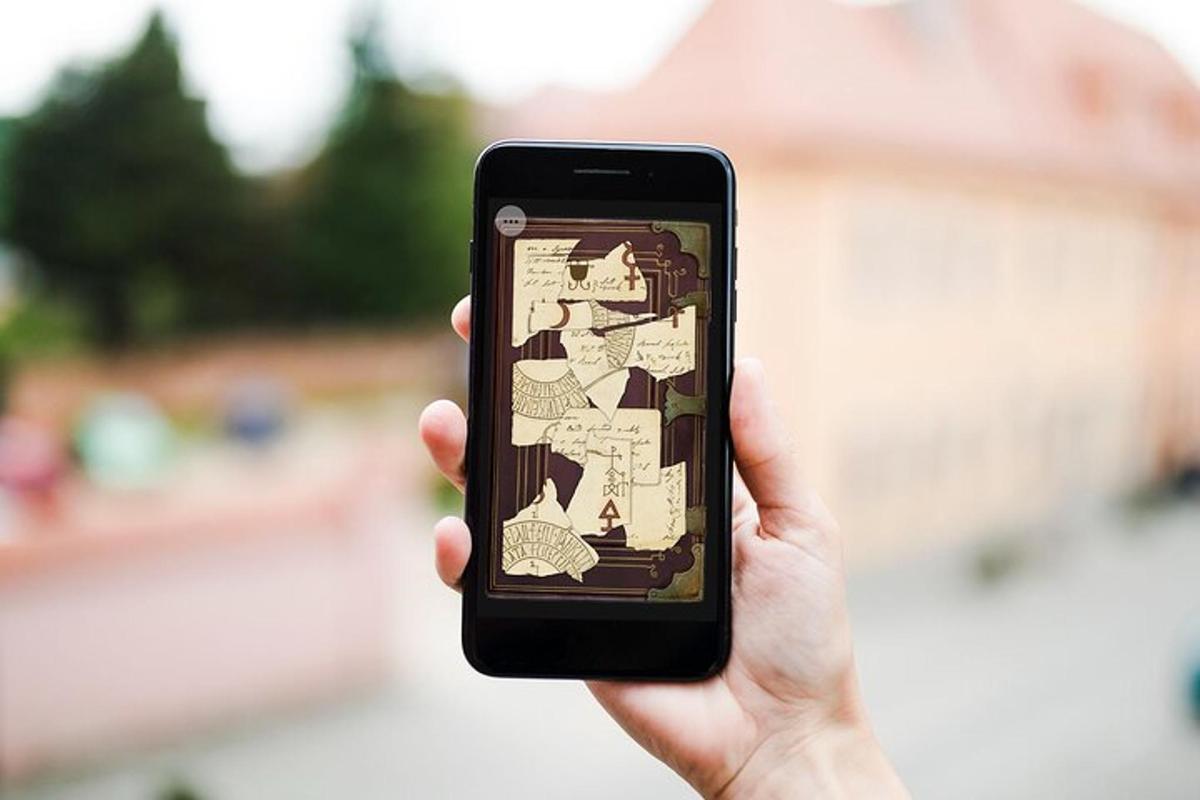 osoba držící mobilní telefon s mapou na něm