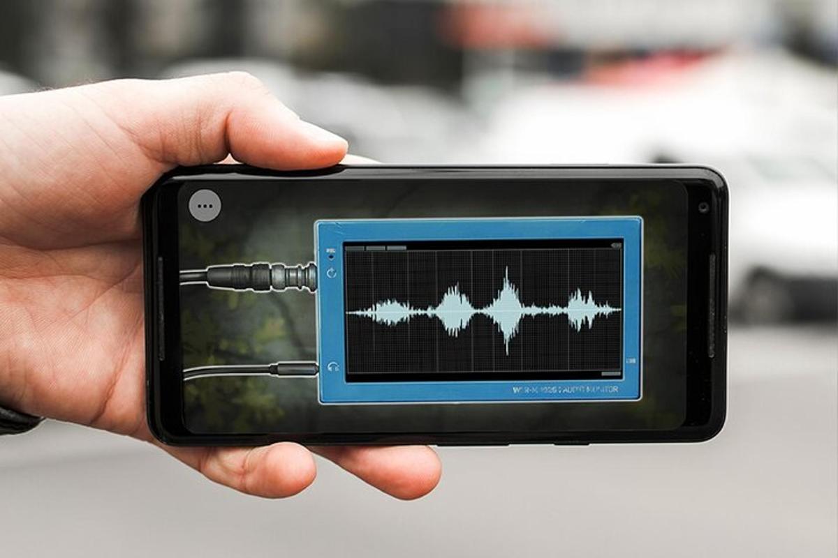 een hand die een smartphone vasthoudt met een geluid