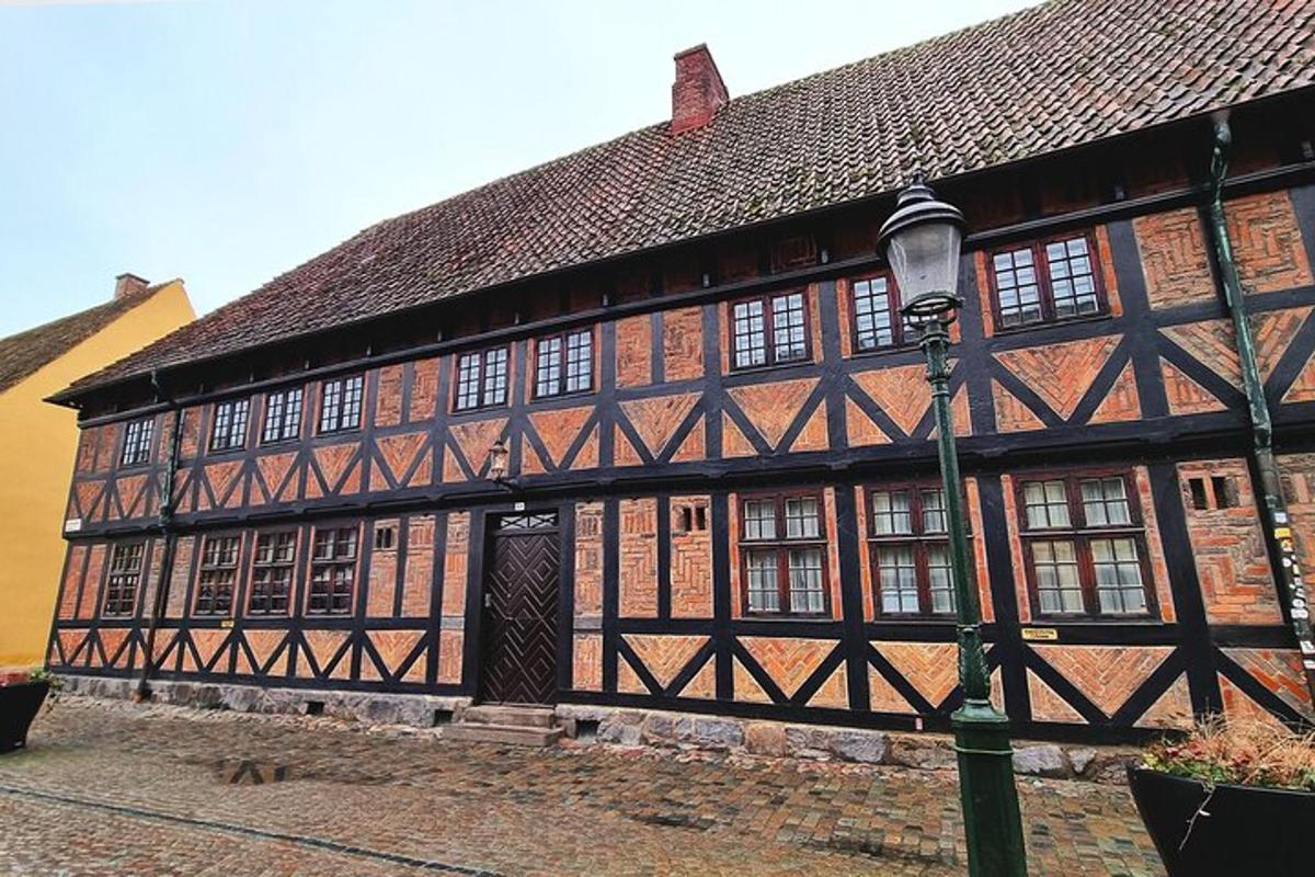 een oud gebouw met een straatlantaarn ervoor