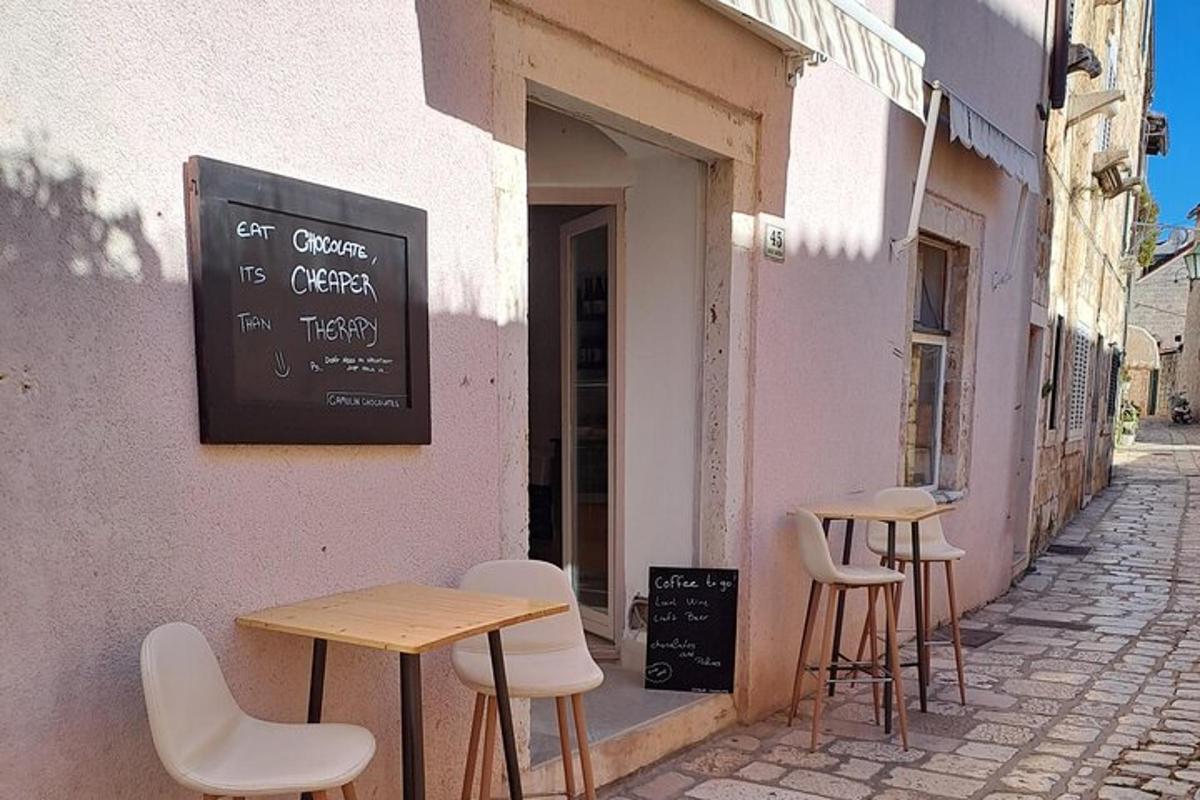 dva stoly a židle sedící před budovou
