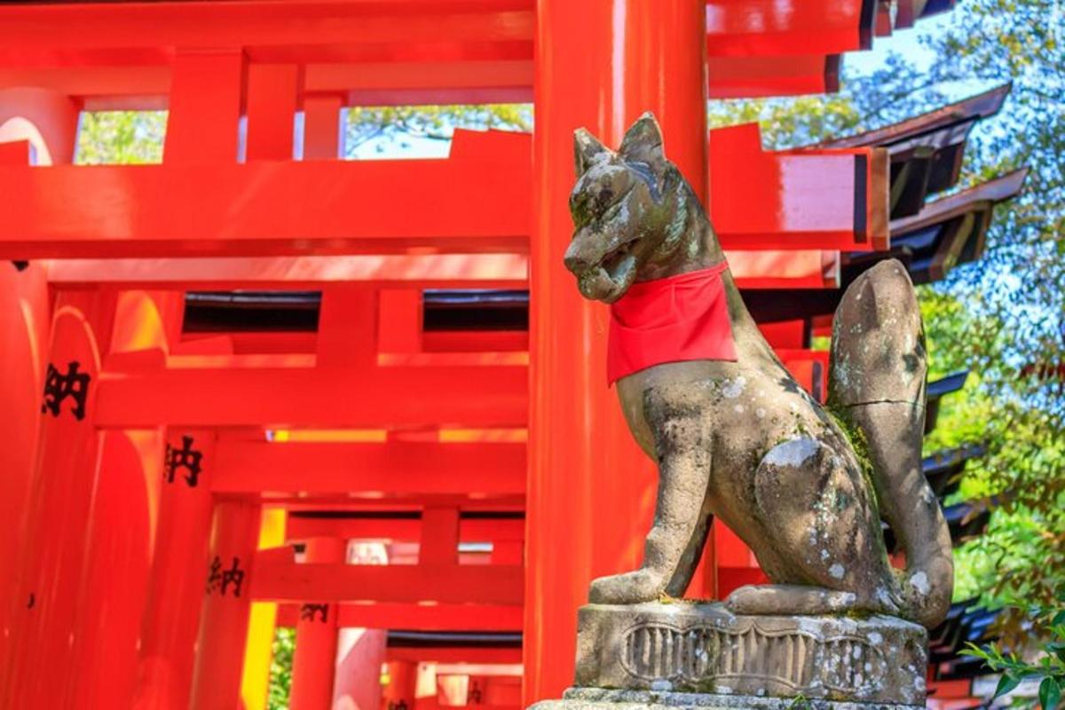 una estatua de un perro con una camisa roja