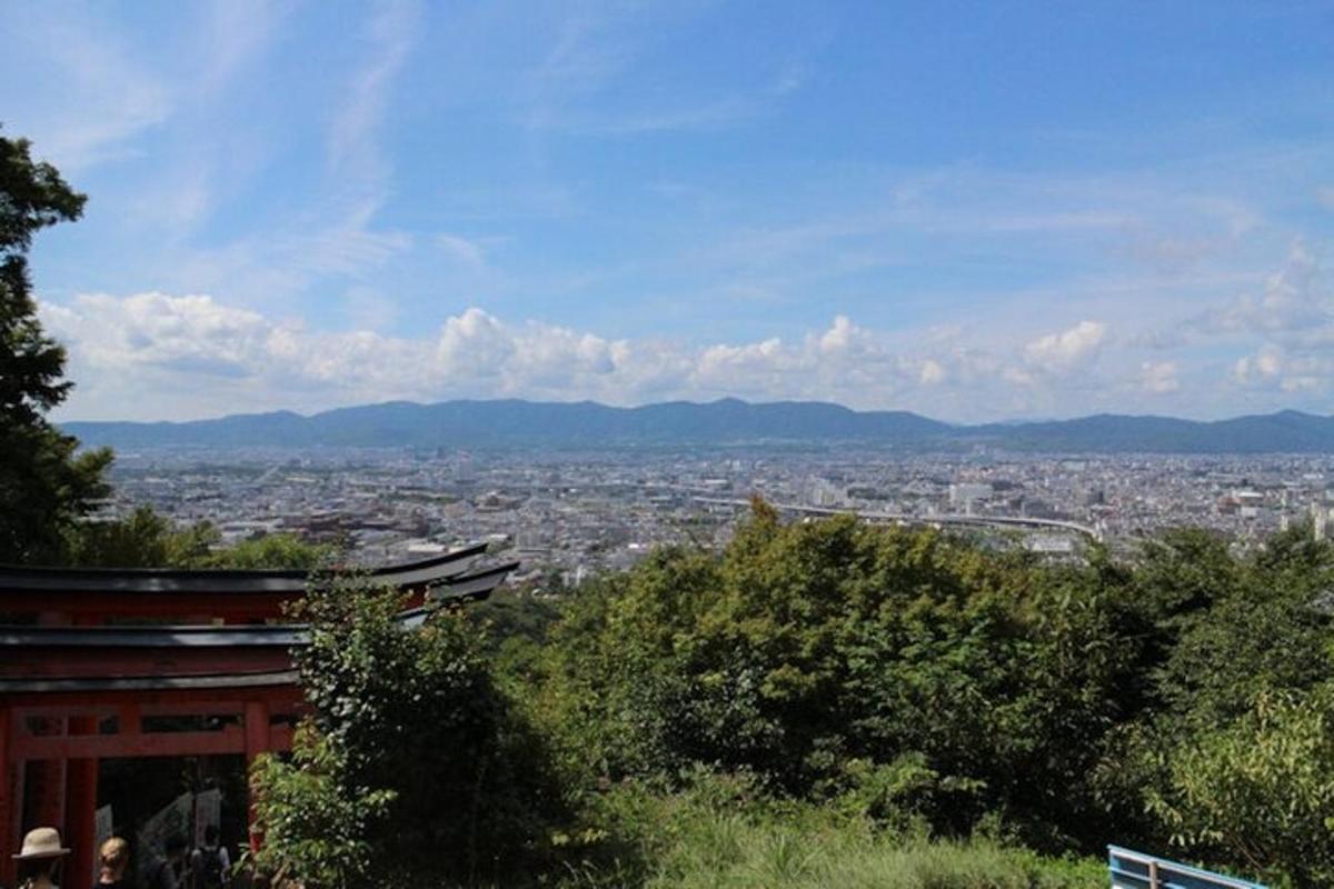 Una vista de una ciudad con montañas en la distancia.