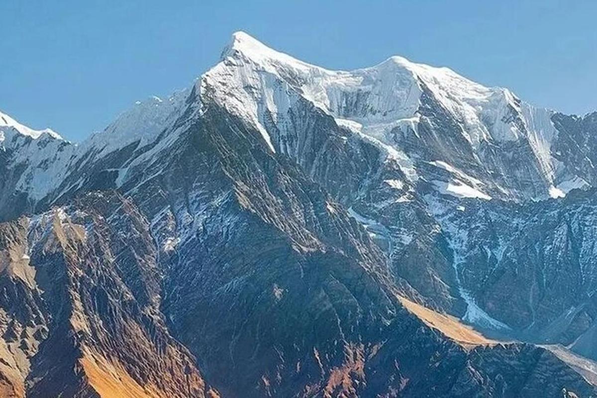 una grande montagna con la neve in cima