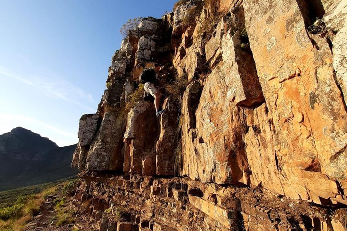 en person klatrer på en fjellvegg