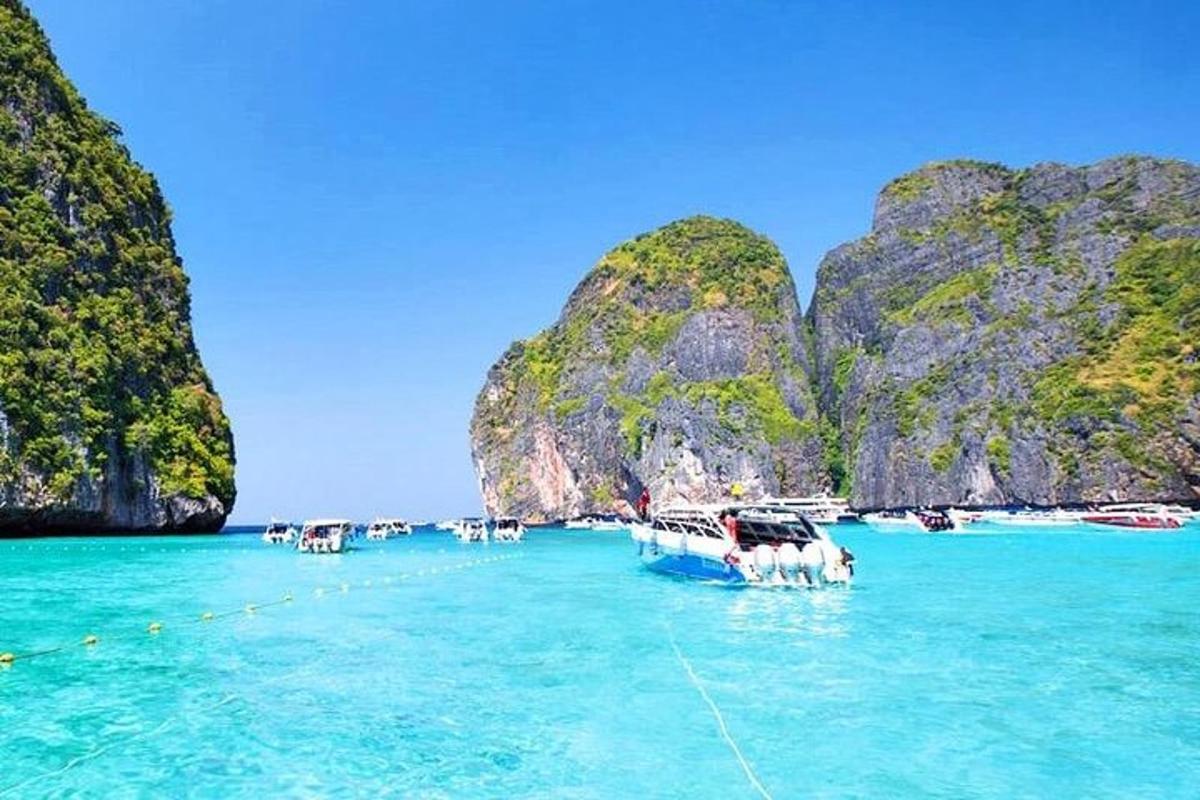 một nhóm thuyền trên mặt nước gần bãi biển