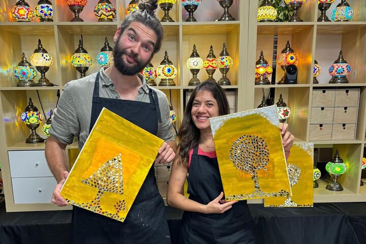 sanat eserlerini tutan bir erkek ve bir kadın