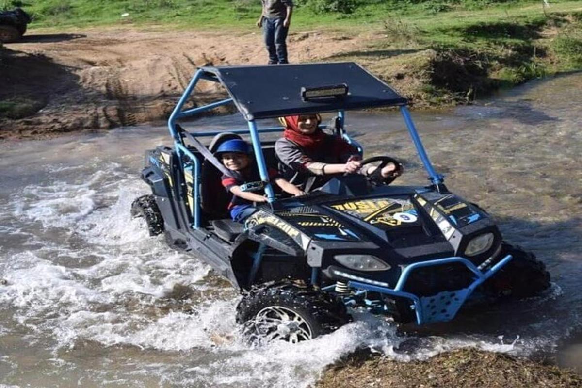 水の中のATVに乗った男性と子供