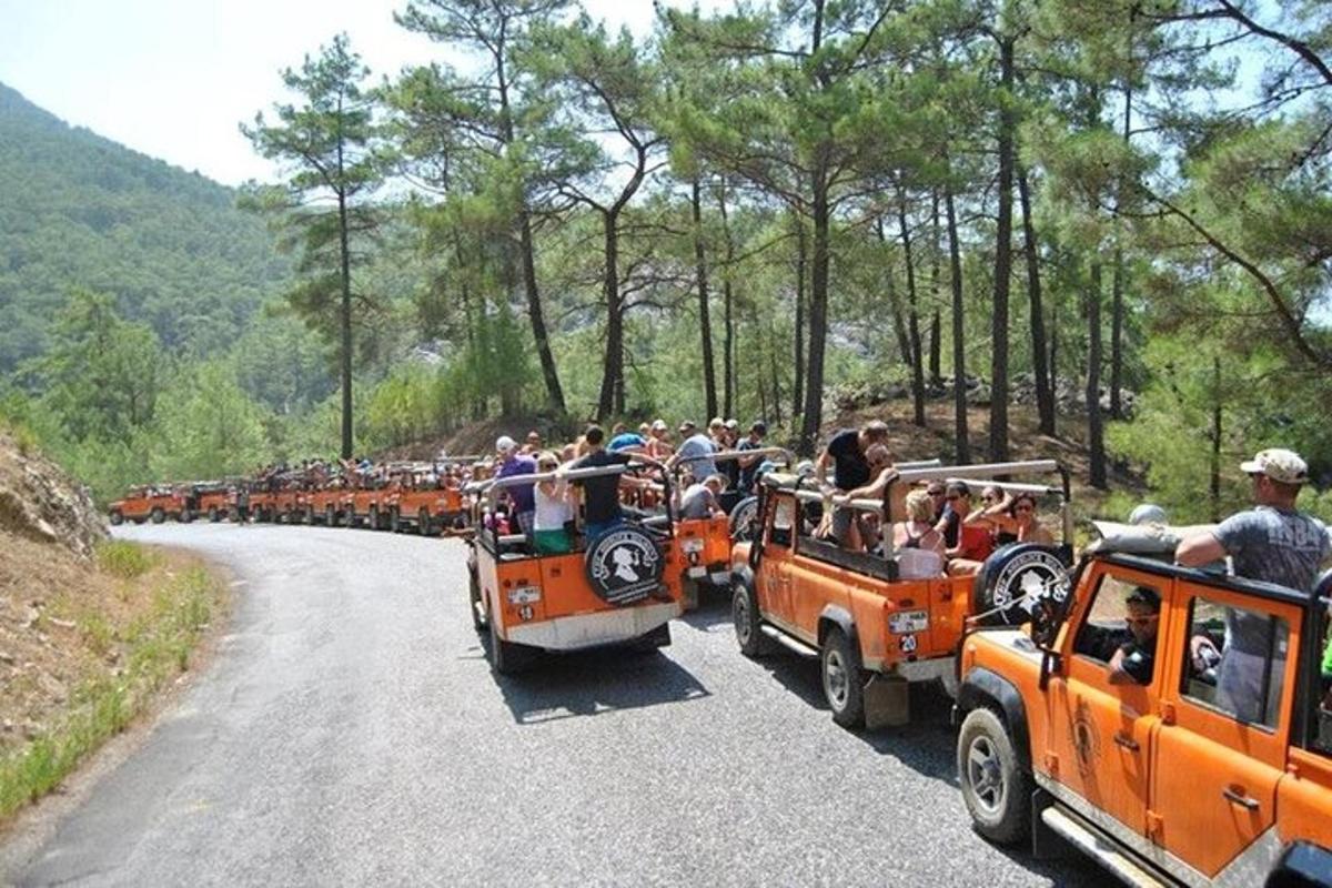 un gruppo di persone che viaggiano in jeep su una strada