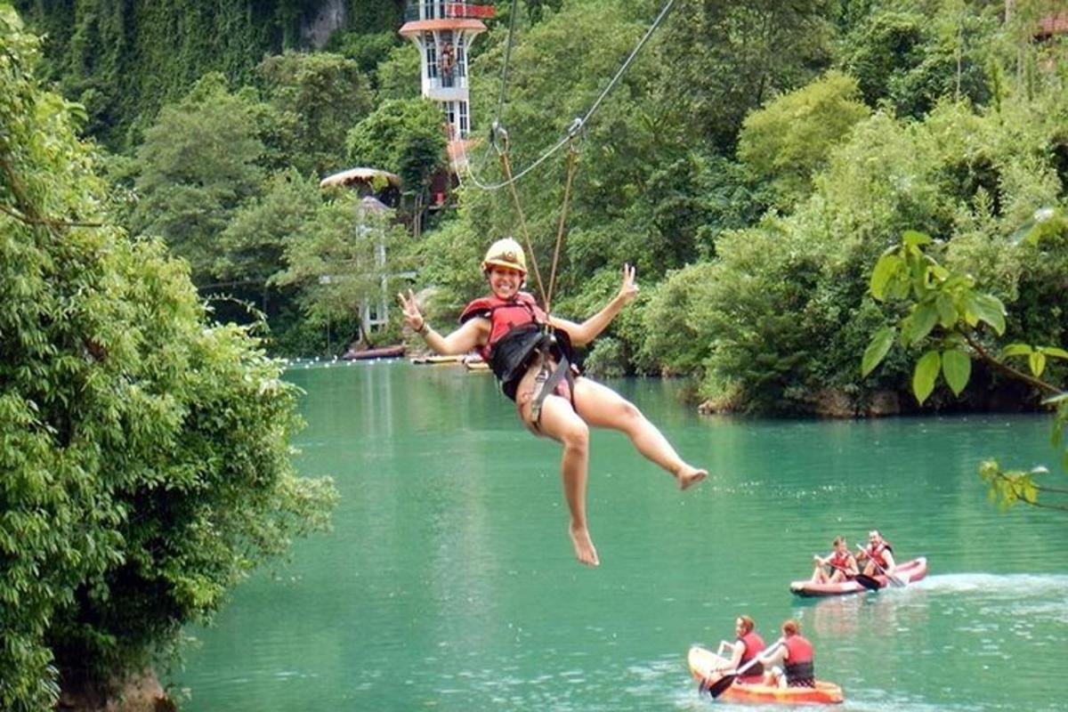 una donna che salta in acqua in un lago