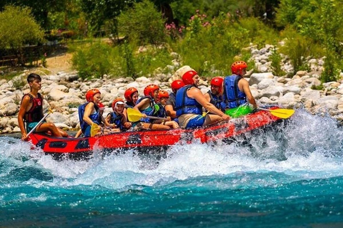 un gruppo di persone su una zattera in acqua