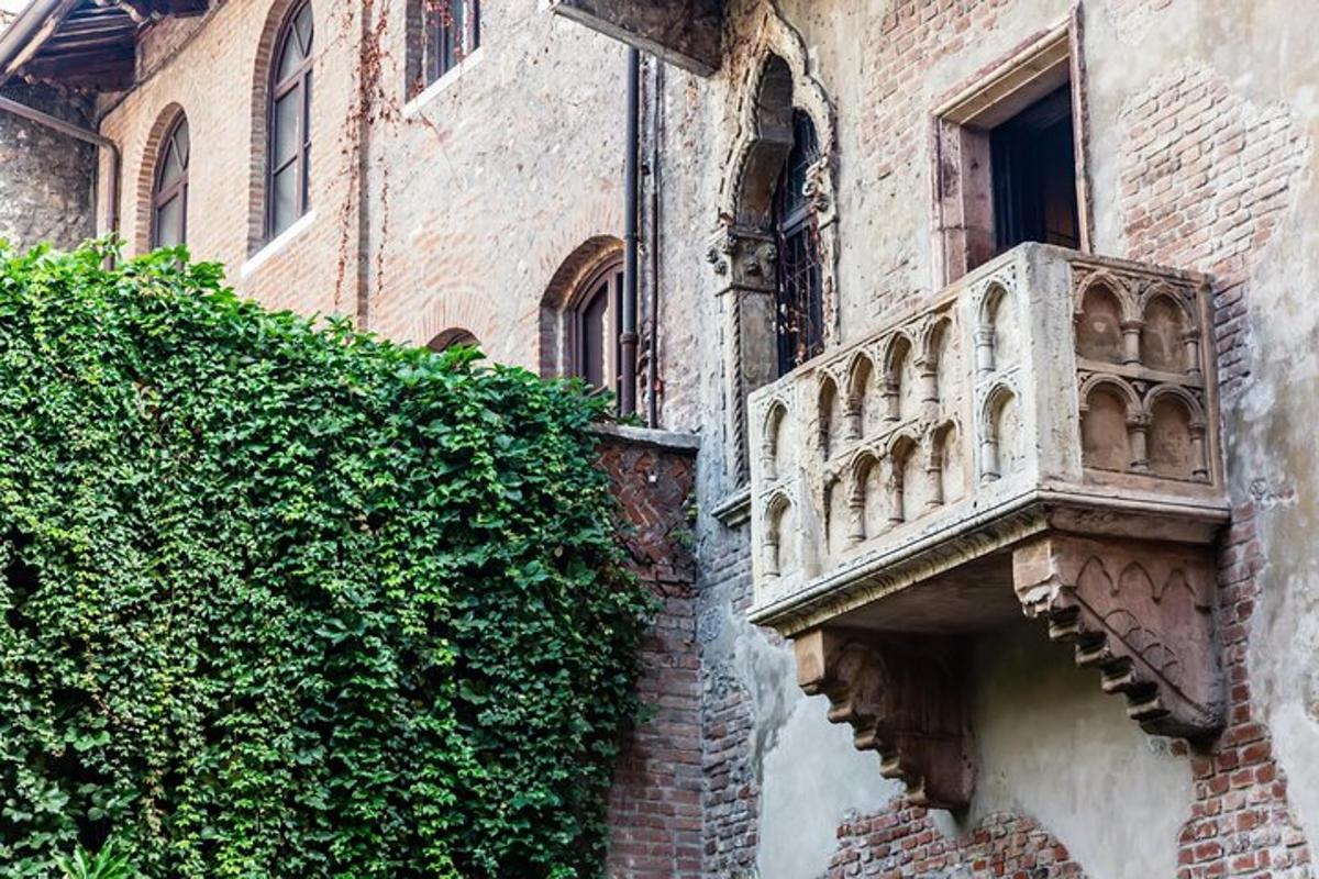 un balcó al costat d'un edifici
