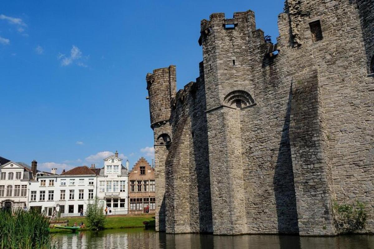 starý hrad stojící ve vodě vedle budov