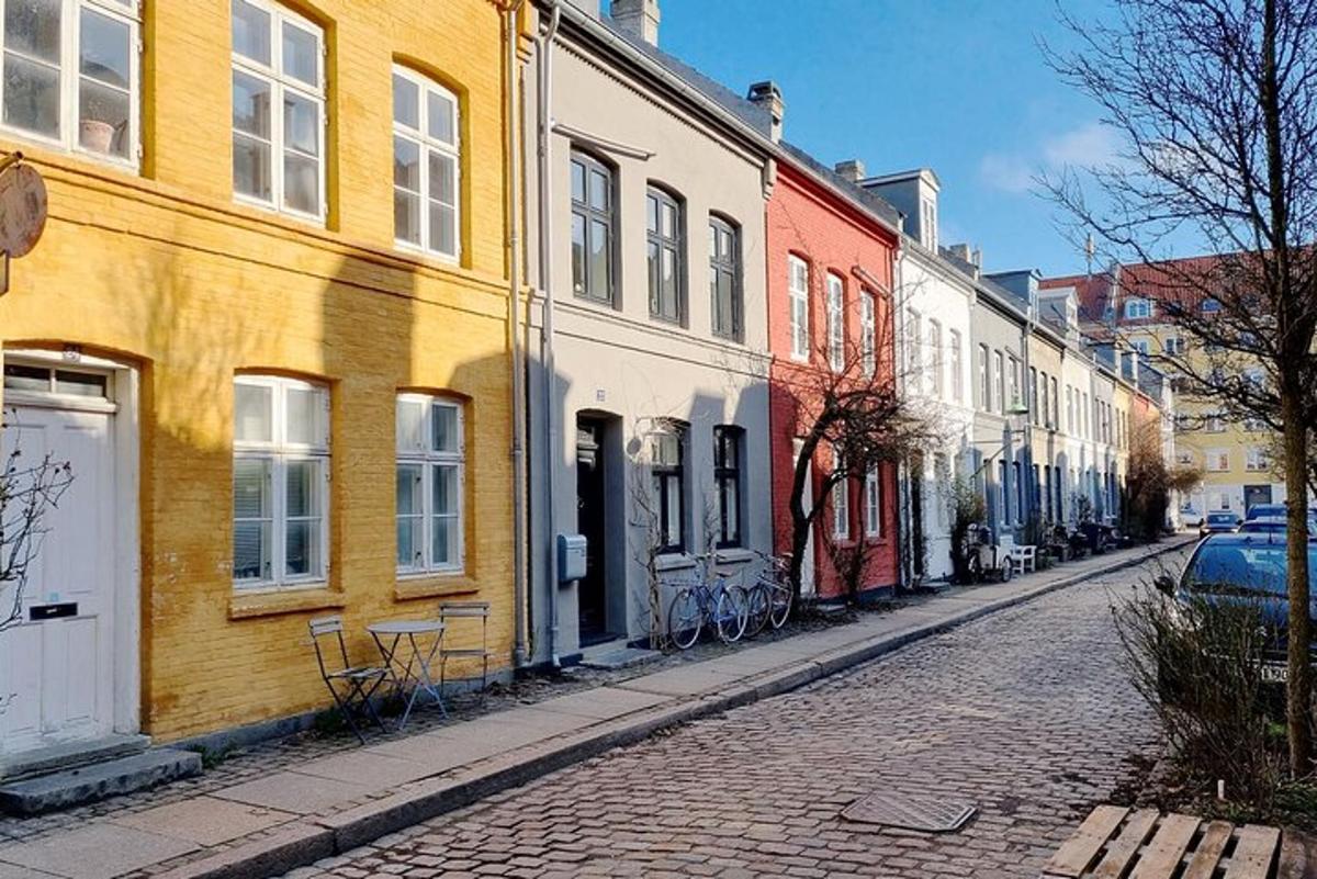 Una calle adoquinada con edificios de colores brillantes en una calle de la ciudad.