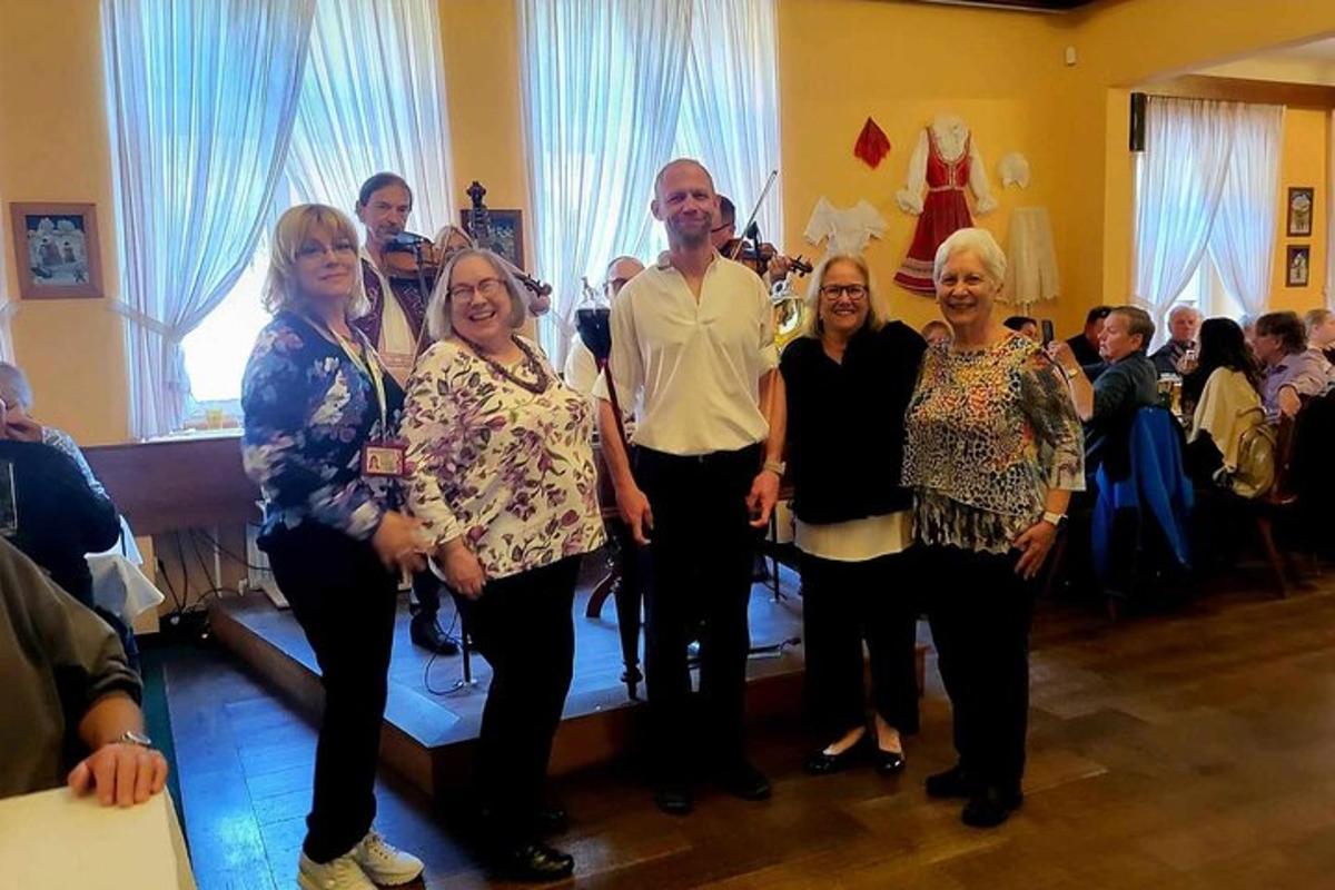 un grup de oameni care pozează pentru o fotografie într-o cameră
