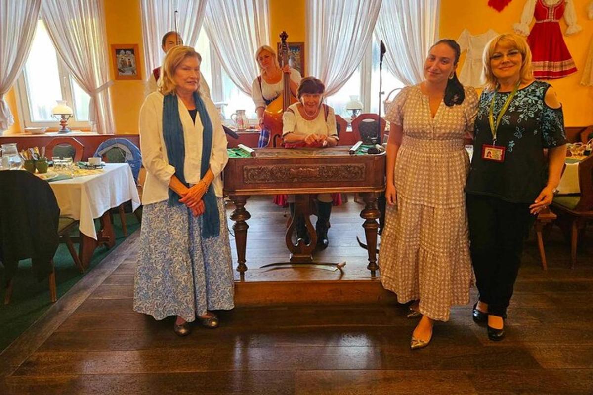 un grup de femei care stau în fața unei mese