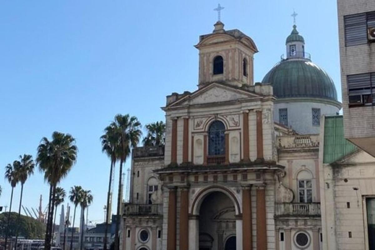 Un edificio antiguo con una cúpula y una iglesia.