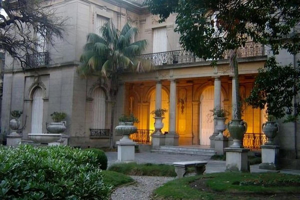 un edificio con un portico e una panchina di fronte