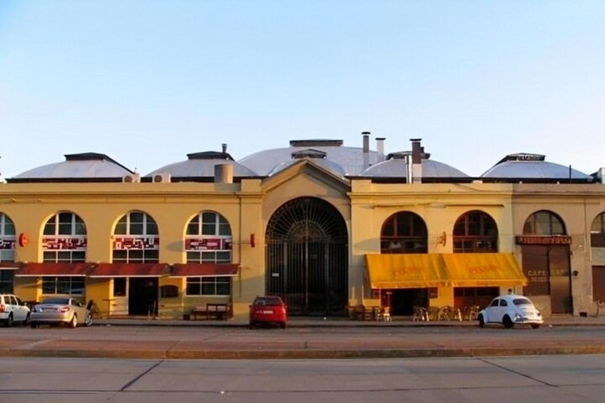 žlutá budova s auty zaparkovanými před ní