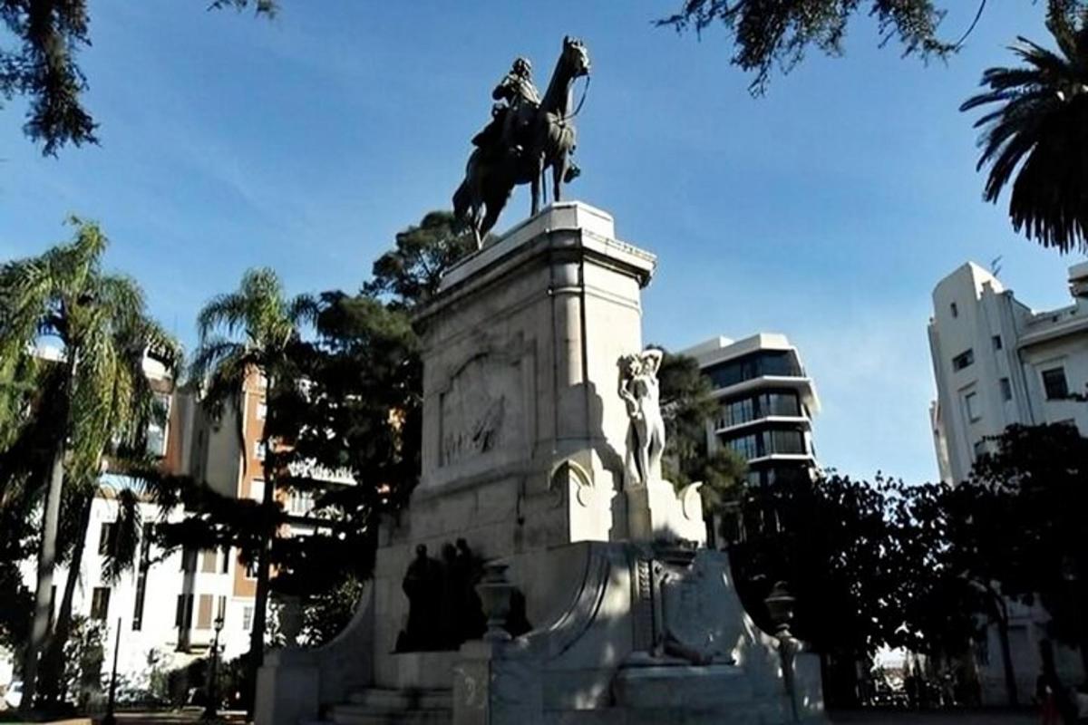 una statua di un uomo a cavallo su un piedistallo