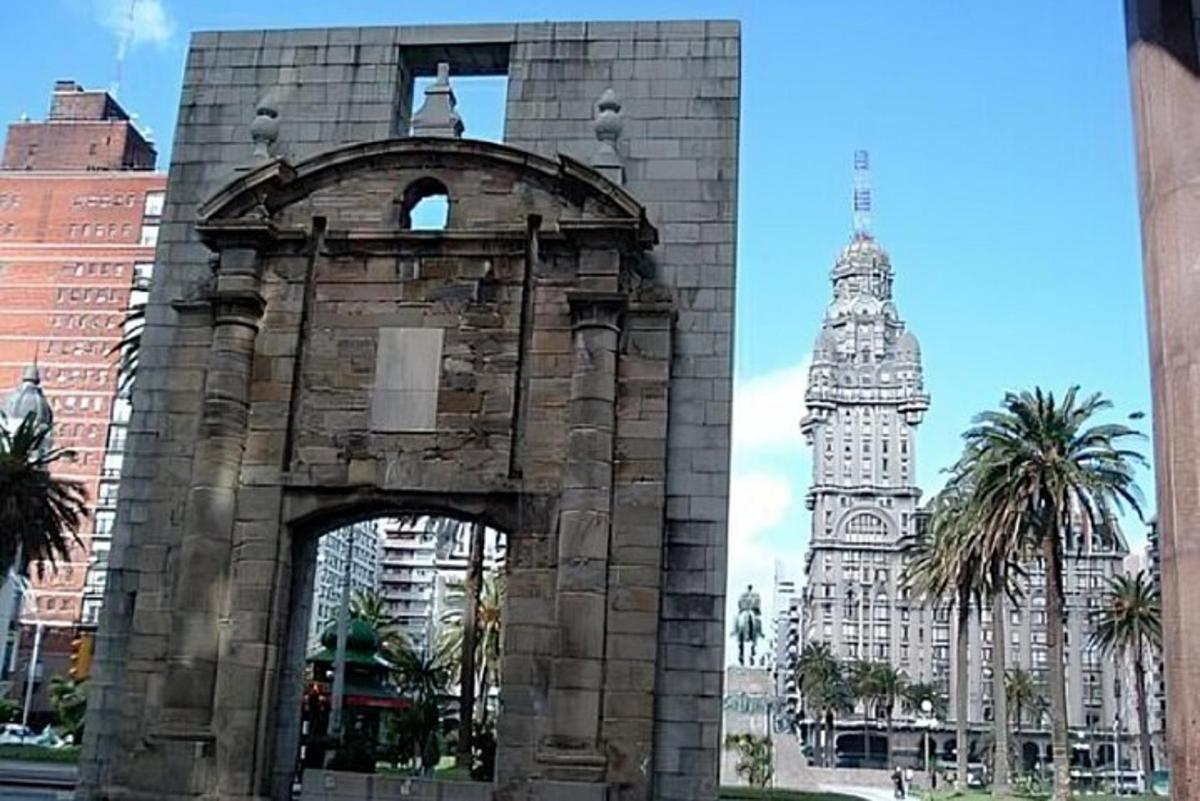 un bâtiment avec une arche devant une tour de l'horloge